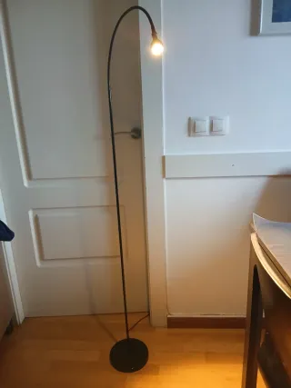 Lámpara de pie negra de Ikea flexible