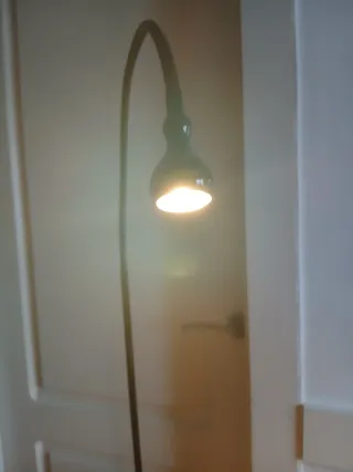 Lámpara de pie negra de Ikea flexible