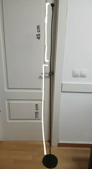 Lámpara de pie negra de Ikea flexible