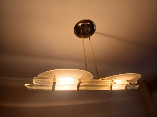 Lámpara de salón dorada y cristal