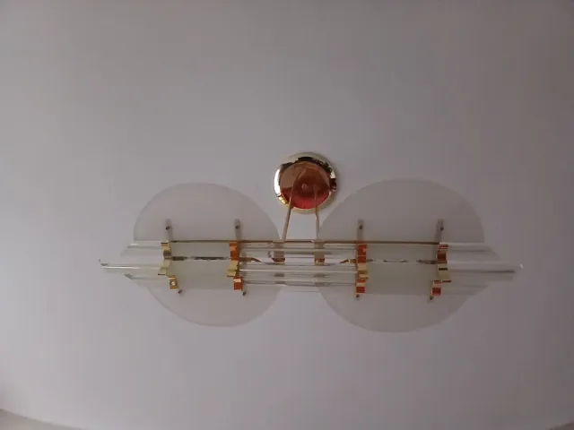 Lámpara de salón dorada y cristal