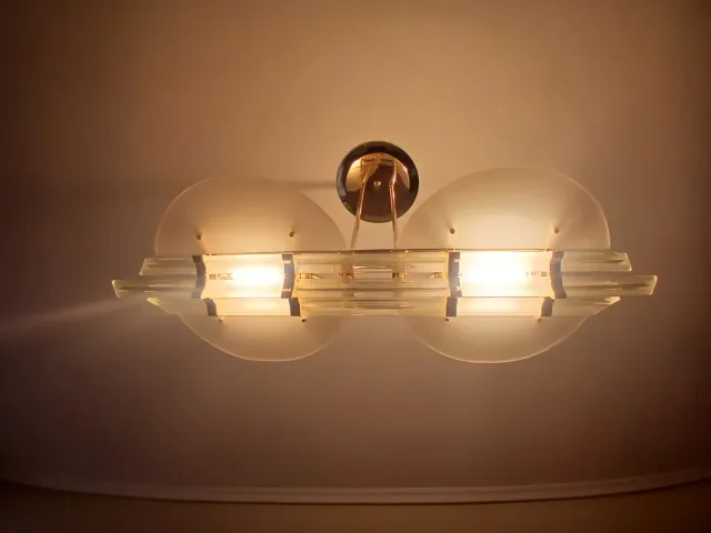 Lámpara de salón dorada y cristal