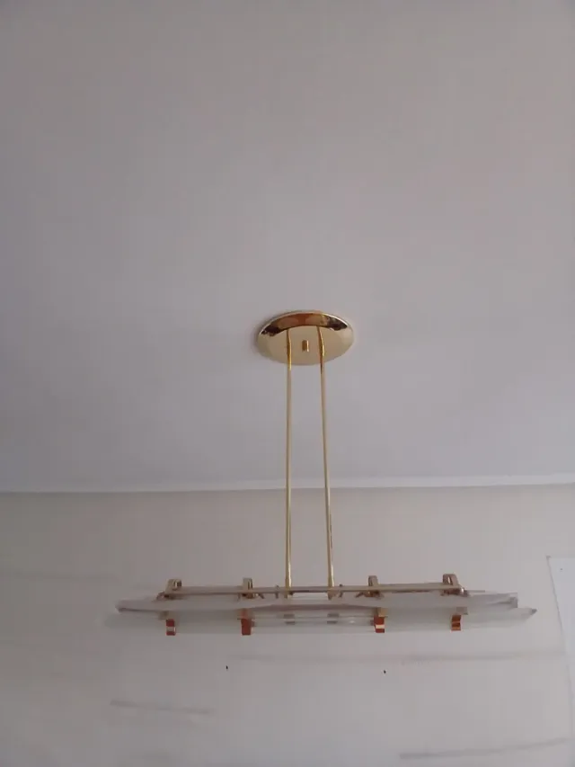 Lámpara de salón dorada y cristal