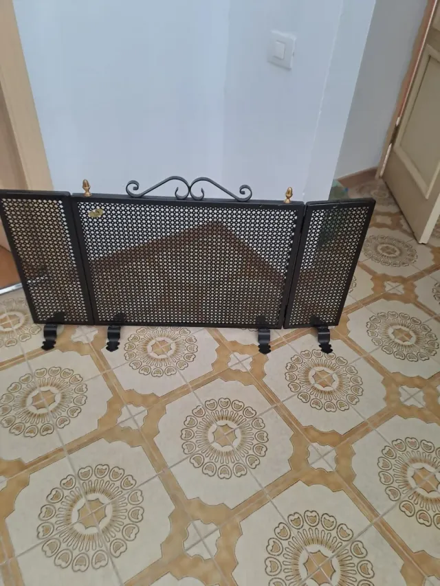 Tapadera chimenea plegable metal negra y dorada