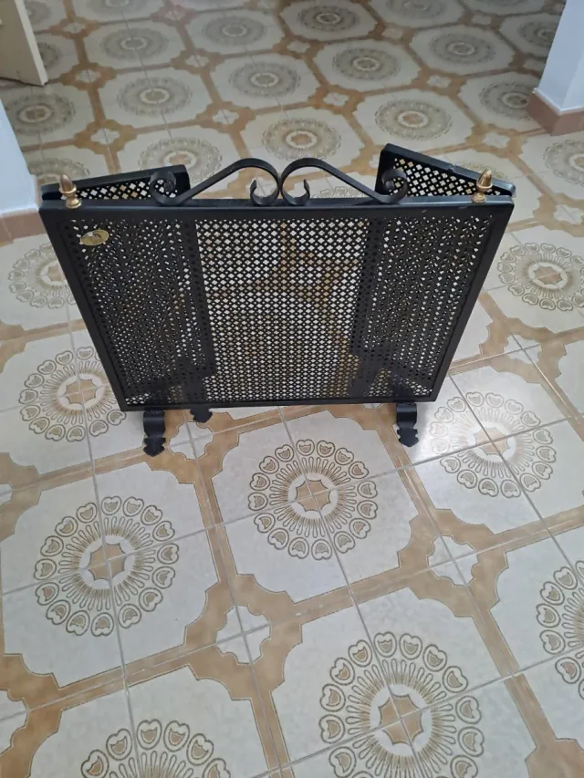 Tapadera chimenea plegable metal negra y dorada