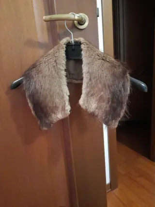 Collo pelo con gancetti di chiusura