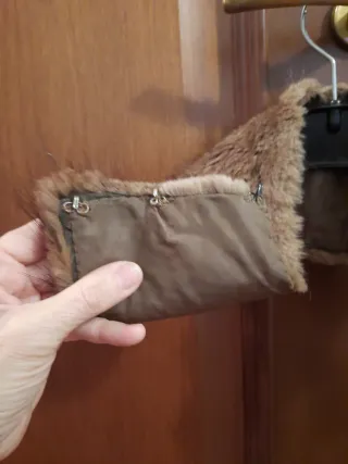 Collo pelo con gancetti di chiusura