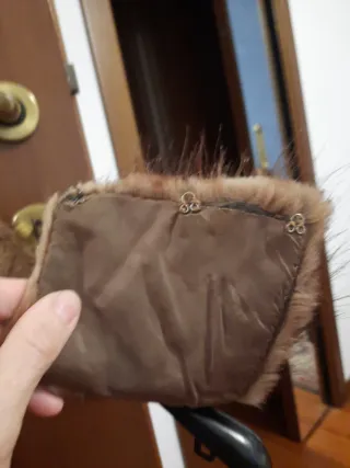 Collo pelo con gancetti di chiusura