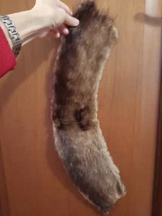 Collo pelo con gancetti di chiusura