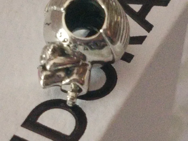 Charm Pandora Niña con Osito Rosa