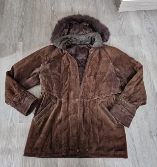 Chaqueta de ante con capucha y pelo