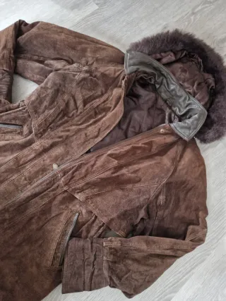 Chaqueta de ante con capucha y pelo