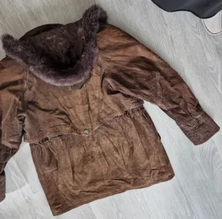 Chaqueta de ante con capucha y pelo