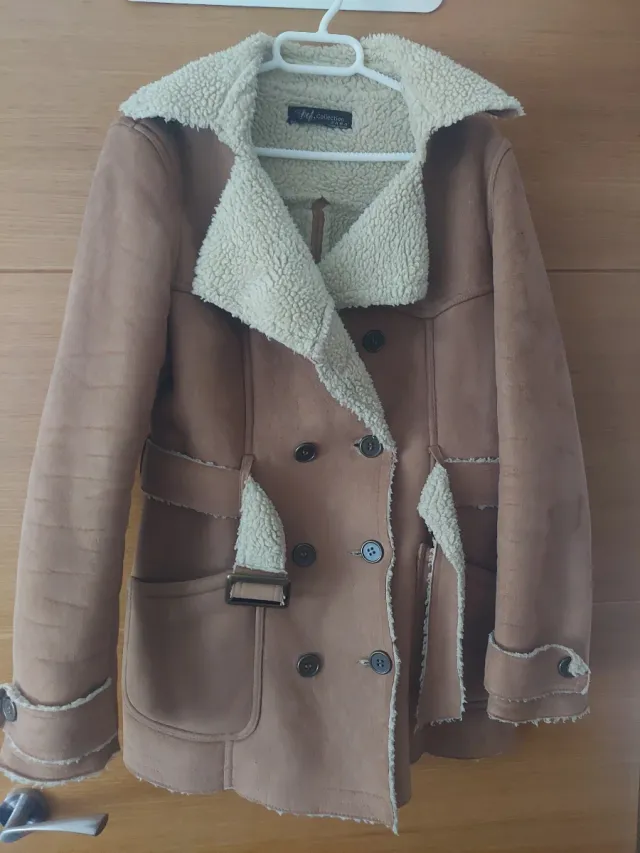 Abrigo de mujer forrado de borreguito