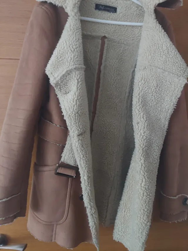 Abrigo de mujer forrado de borreguito