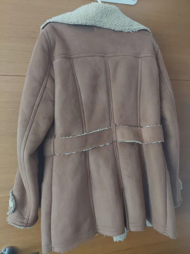 Abrigo de mujer forrado de borreguito