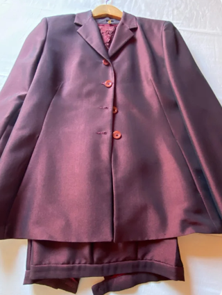 Traje chaqueta burdeos con blusa ideal fiesta