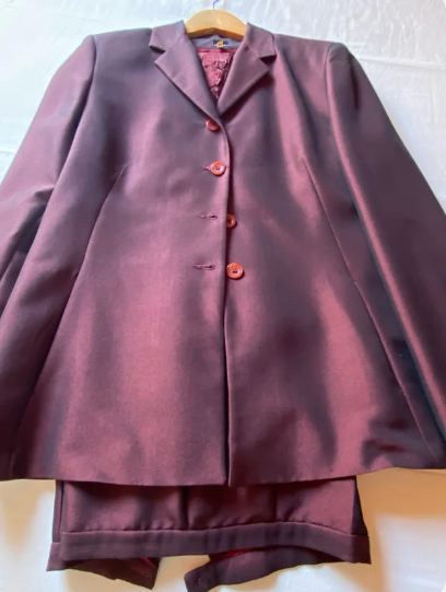 Traje chaqueta burdeos con blusa ideal fiesta