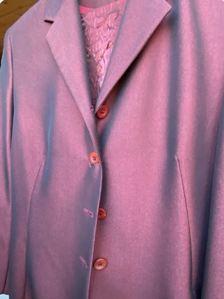 Traje chaqueta burdeos con blusa ideal fiesta