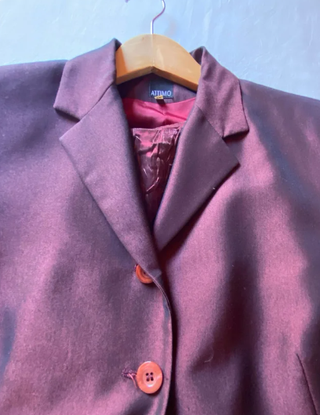 Traje chaqueta burdeos con blusa ideal fiesta