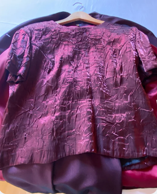 Traje chaqueta burdeos con blusa ideal fiesta