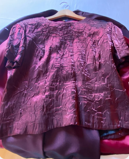 Traje chaqueta burdeos con blusa ideal fiesta