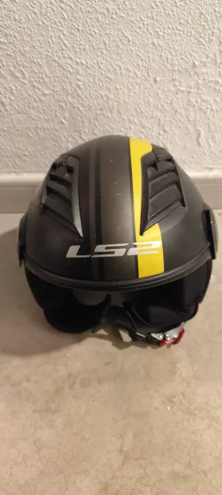 Casco LS2 Negro con Rayas Amarillas