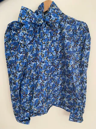 Blusa floral azul talla S