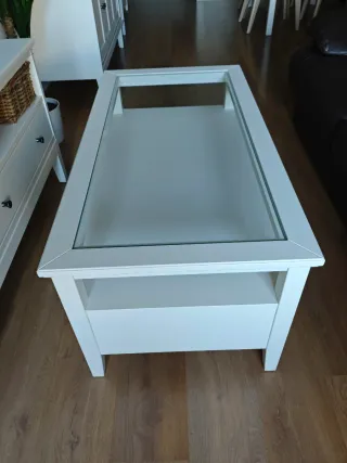 Tavolo da centro bianco con cristallo e cassetti