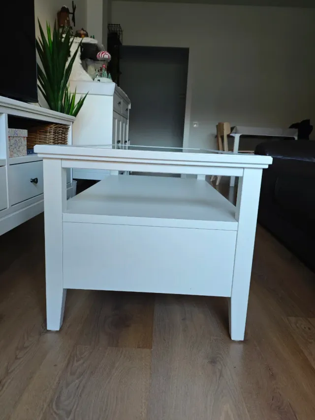 Mesa de centro blanca con cristal y cajones
