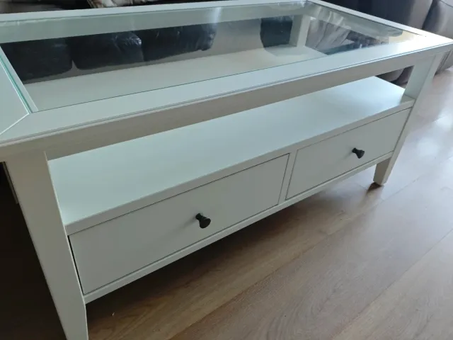 Mesa de centro blanca con cristal y cajones