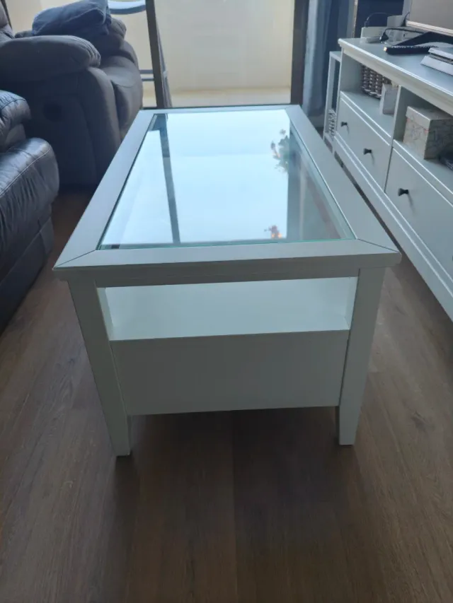 Mesa de centro blanca con cristal y cajones