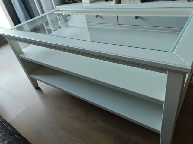 Mesa de centro blanca con cristal y cajones