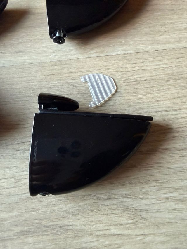 Escuadras Pelícano Nero Medie