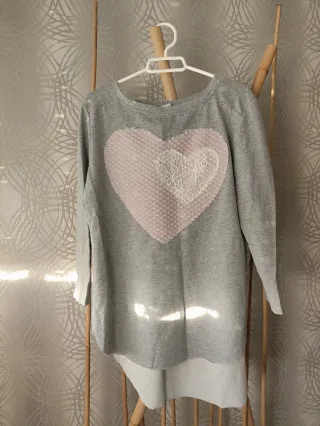 Camiseta gris corazón rosa talla L