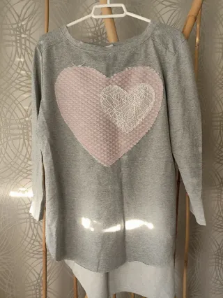 Camiseta gris corazón rosa talla L