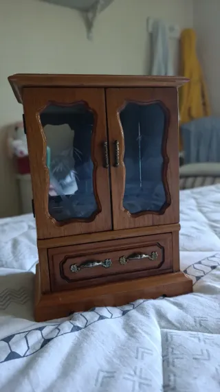 Joyero de madera con música