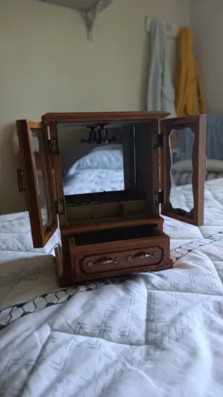 Joyero de madera con música