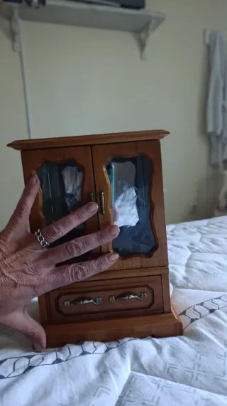 Joyero de madera con música