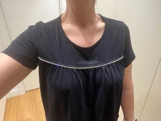 Camiseta negra con detalles brillantes