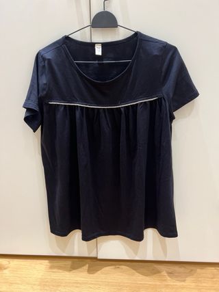 Camiseta negra con detalles brillantes