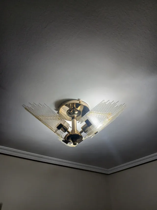 Lámpara de techo dorada y transparente