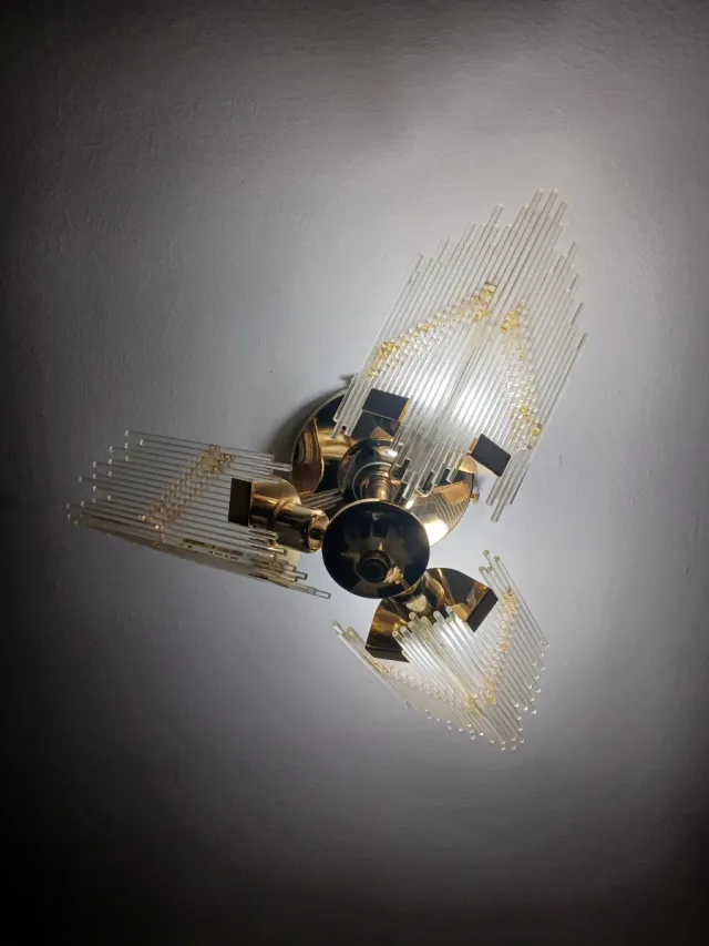 Lámpara de techo dorada y transparente