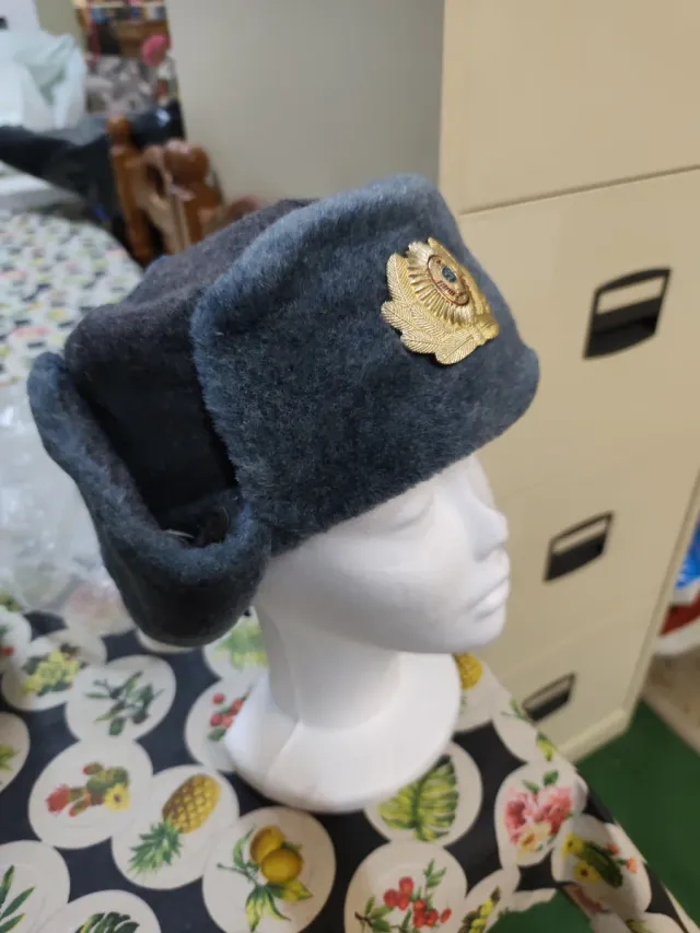 Gorro ruso con insignia dorada