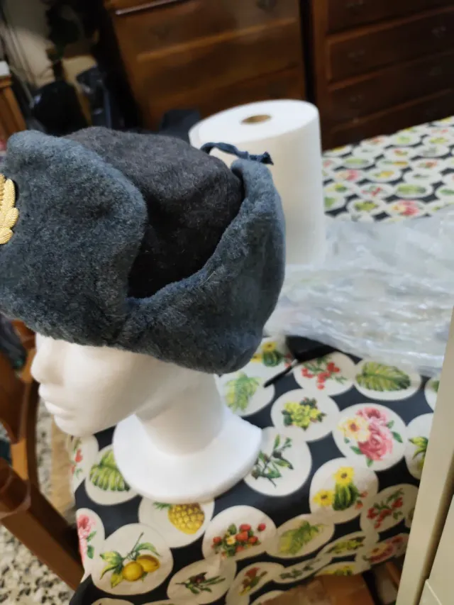 Gorro ruso con insignia dorada