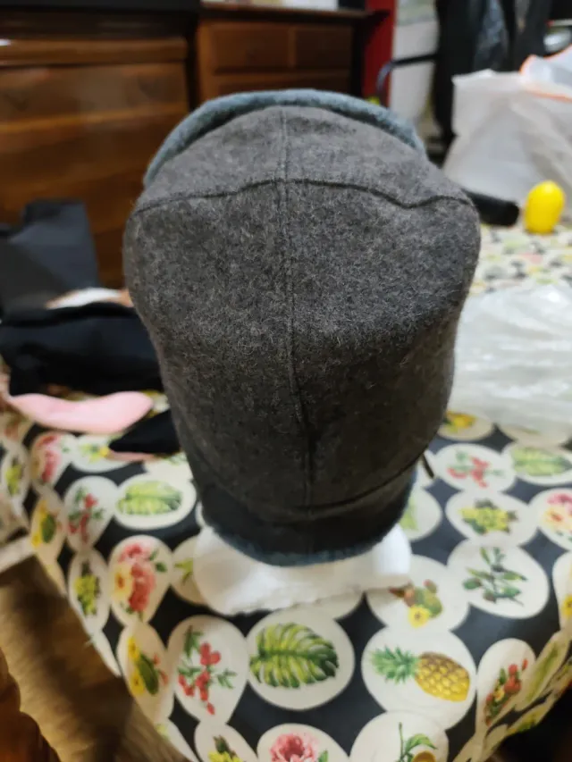 Gorro ruso con insignia dorada