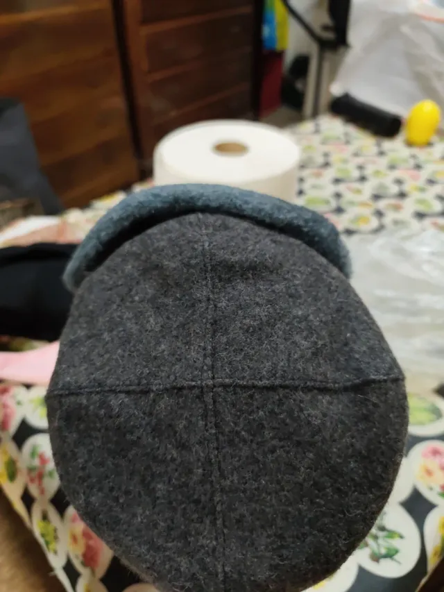 Gorro ruso con insignia dorada