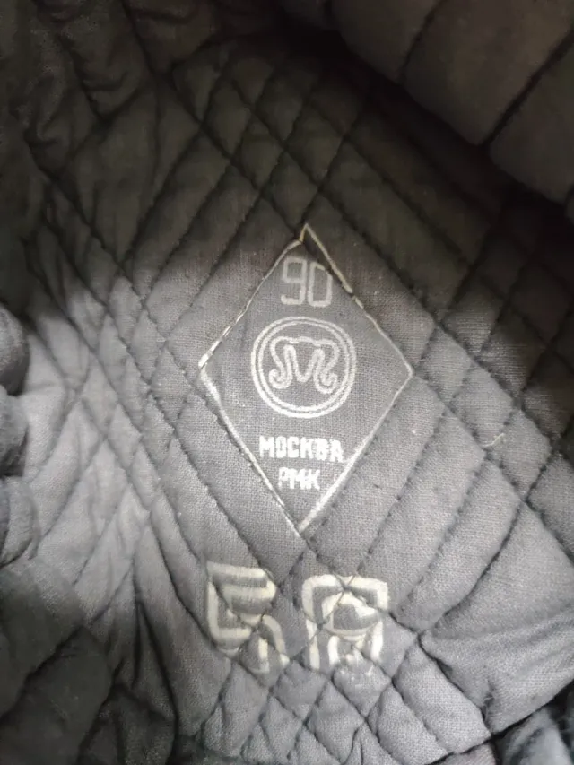 Gorro ruso con insignia dorada