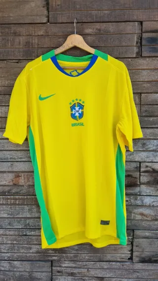 Camiseta Fútbol Brasil Nike Talla M es como L