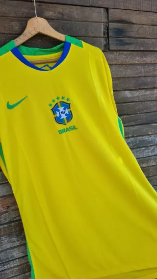 Camiseta Fútbol Brasil Nike Talla M es como L